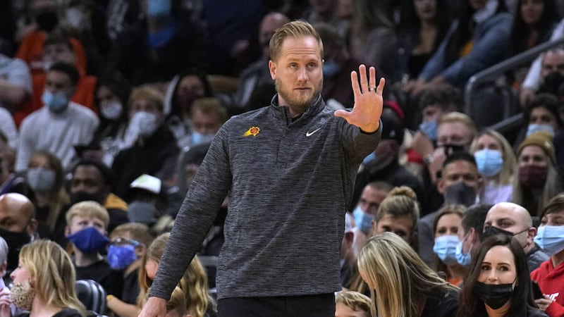 Phoenix Suns acting coach Kevin Young calls out a play during the first half of an NBA...