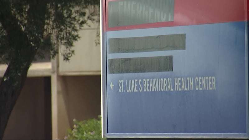 A Phoenix hospital has been forced to transfer patients after being without air conditioning...