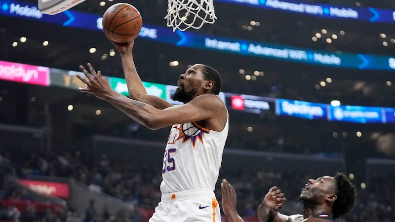Phoenix Suns forward Kevin Durant, left, shoots as Los Angeles Clippers guard Kobe Brown...